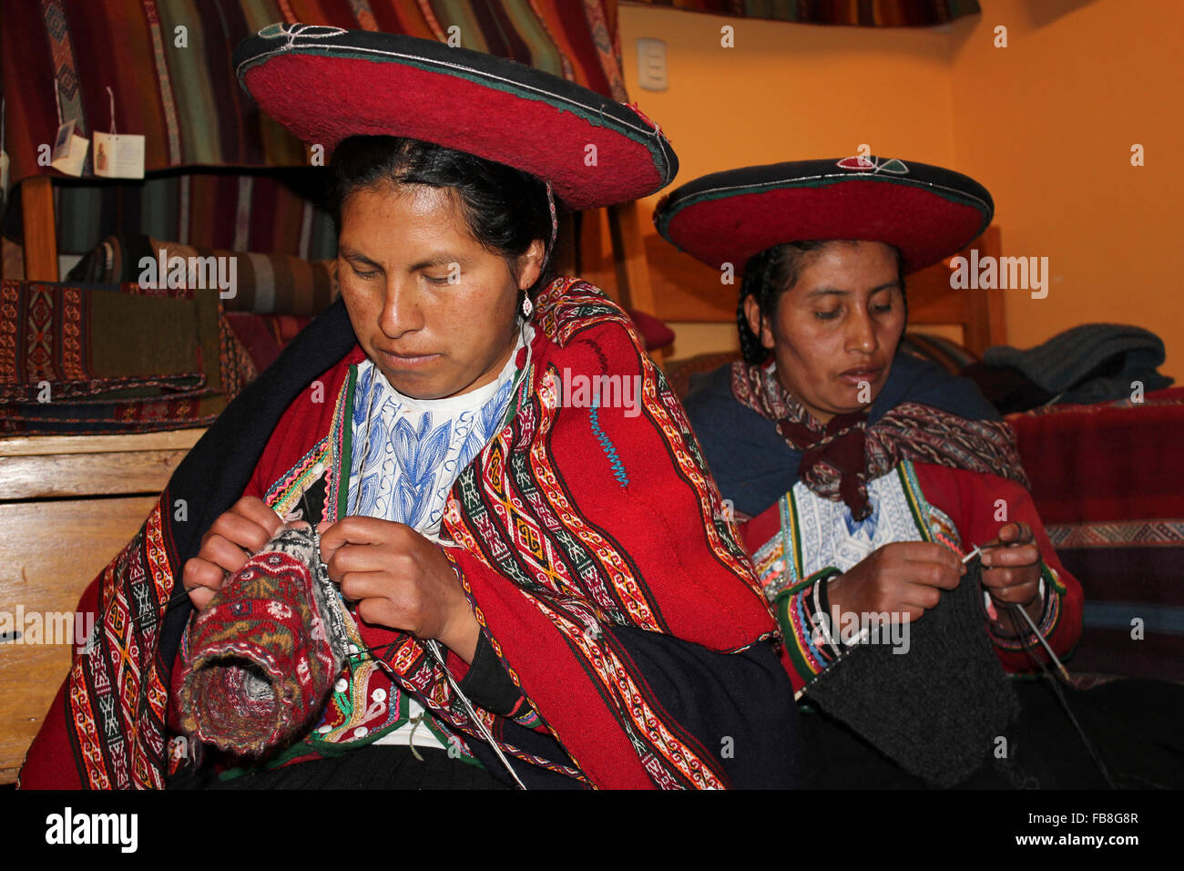Perú: mujeres tejiendo Foto de stock