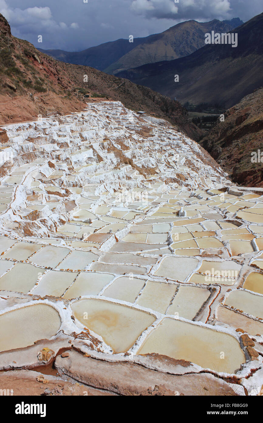 Salinas de estanques de evaporación de sal de Maras a lo Cacerolas de evaporación de sal en Maras Perú Fotografía de
