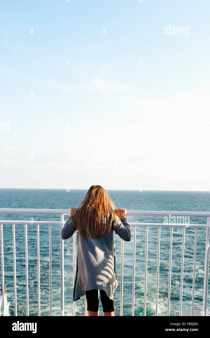 Suecia, Chica (10-11) en ferry Foto de stock