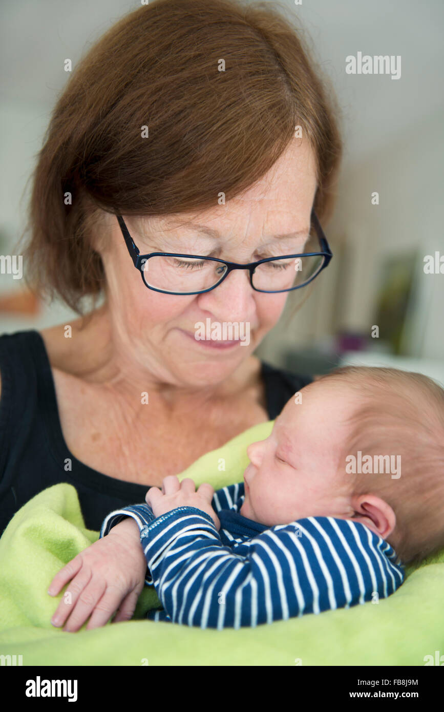 Suecia, Abuela con bebé recién nacido chica (0-1 meses) Foto de stock
