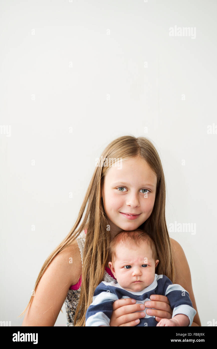 Suecia, Retrato de chica con hermana recién nacida (0-1 meses) Foto de stock