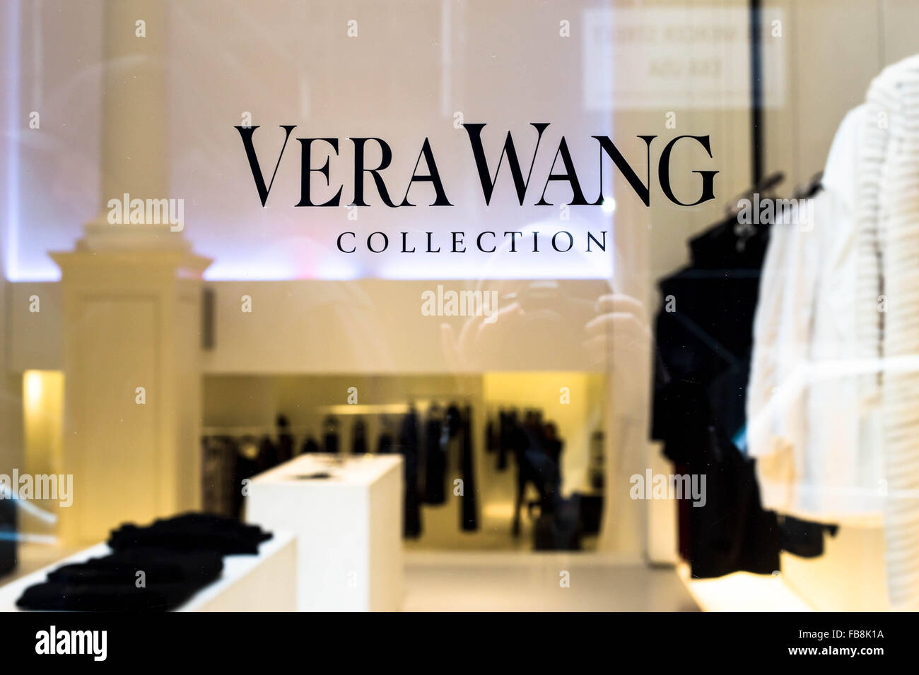 Vista de tiendas minoristas de la tienda de Vera Wang en la Ciudad de Nueva  York Fotografía de stock - Alamy