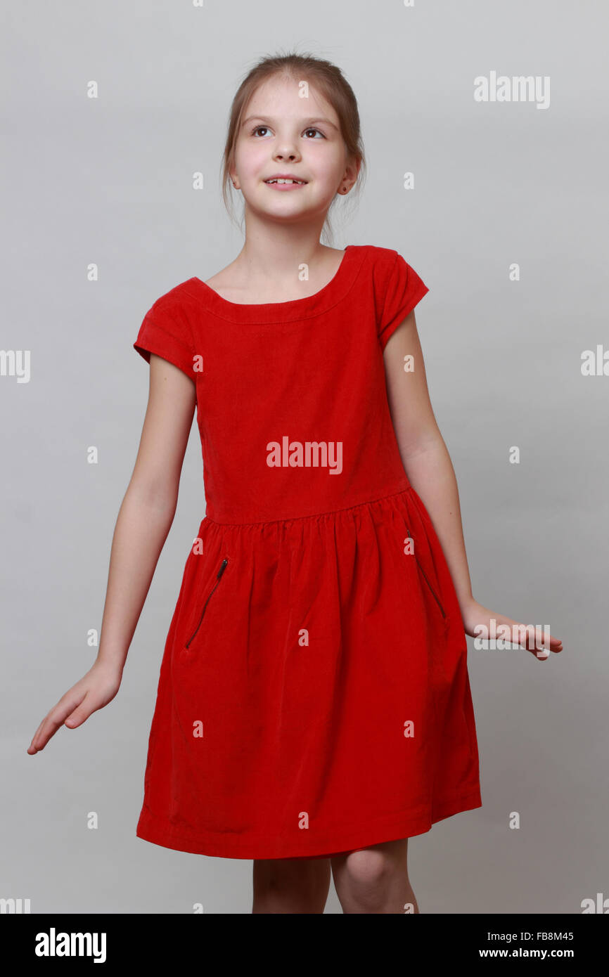 Niña vestidos de moda vestido rojo y baile Fotografía de stock - Alamy