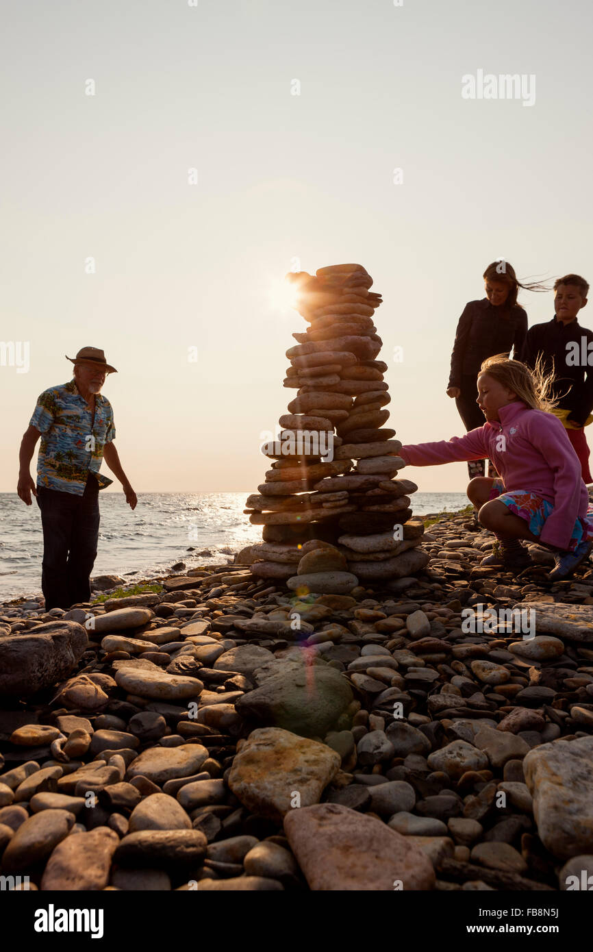 Suecia, Öland, Gronhogen, imagen del abuelo, la madre y los hijos (10-11), (6-7) Foto de stock