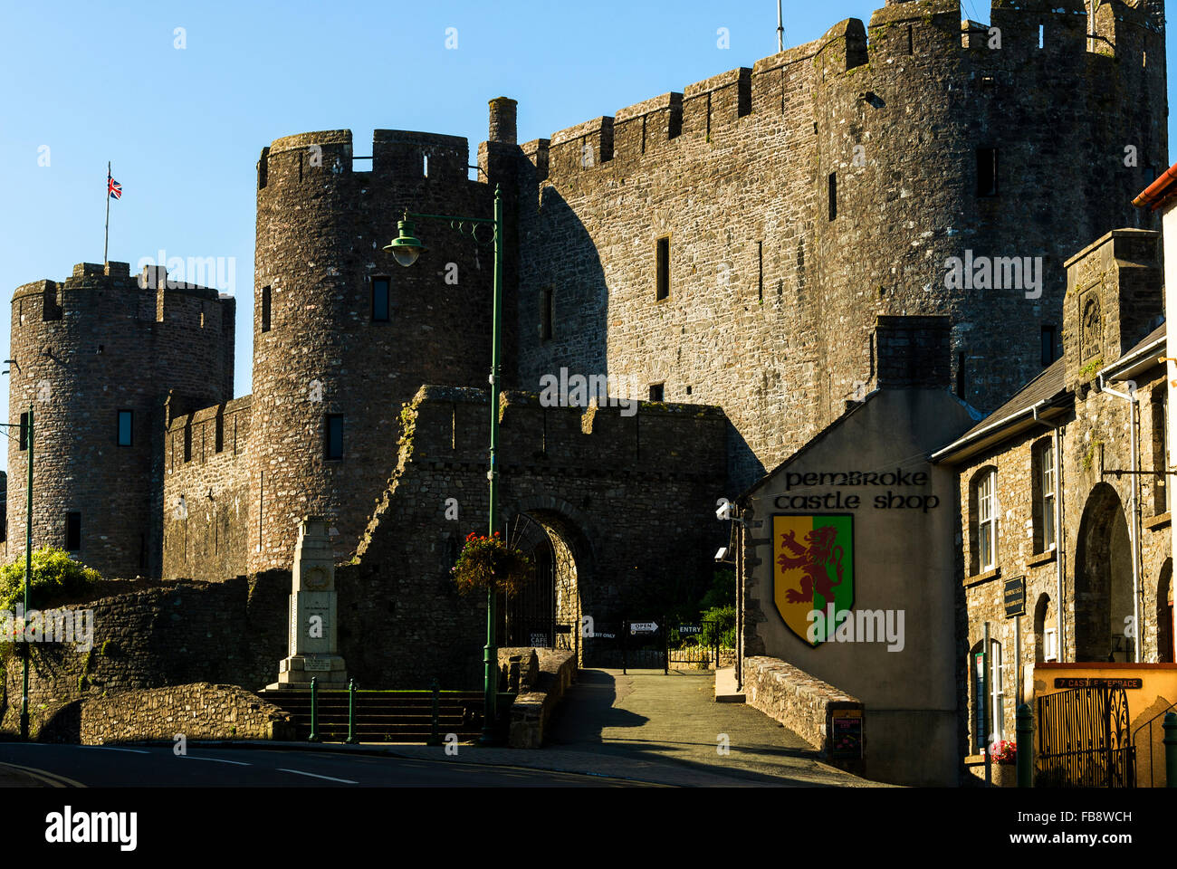 Entrada al castillo de Pembroke. Fortaleza de Pembrokeshire. Foto de stock