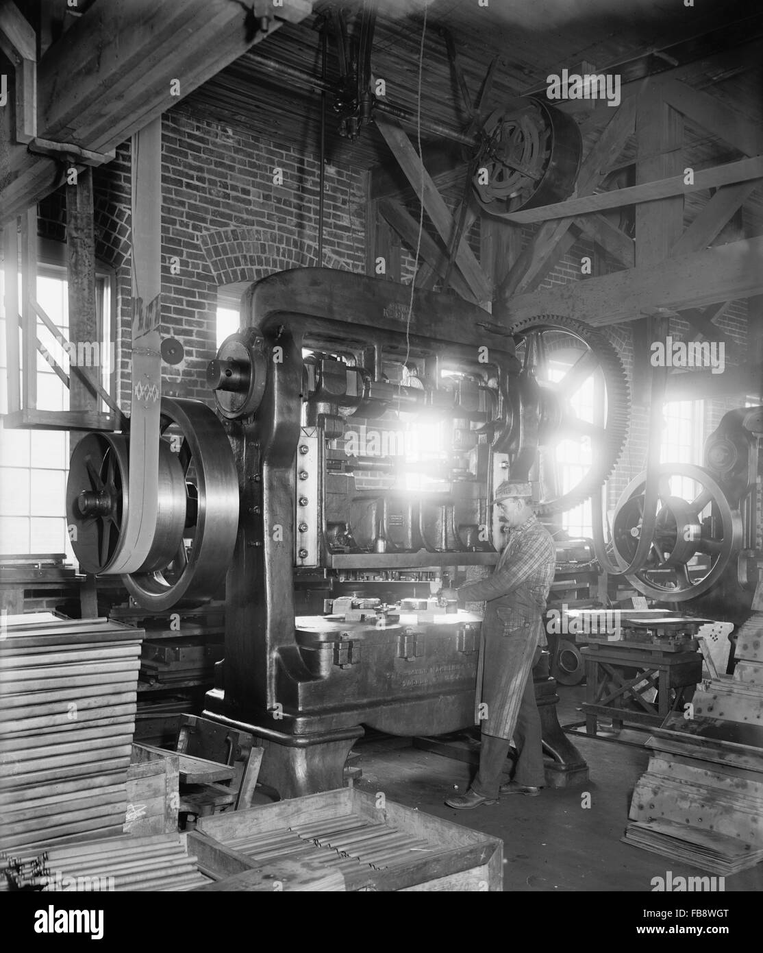 Y los trabajadores de prensa de estampación, vidriero estufa Company, Chelsea, Michigan, EE.UU., 1905 Foto de stock