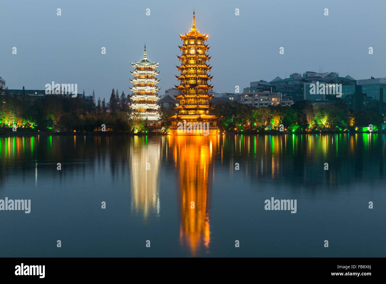 Reflexiones de pagodas en el lago Shanhu, Guilin. China Foto de stock