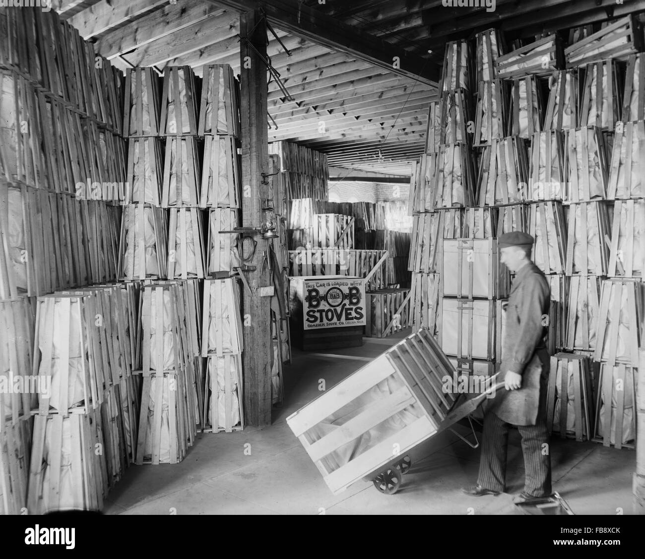 Trabajador en sala de envío Empresa estufa, vidriero, Chelsea, Michigan, EE.UU., 1905 Foto de stock