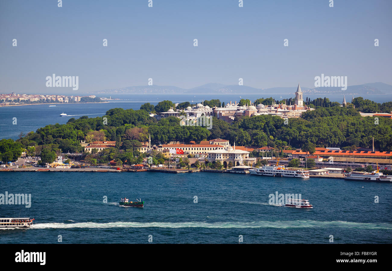 La vista desde la Torre Galata Sarayburnu (Palacio punto; conocida en inglés como punto del serrallo) con el Palacio de Topkapi en el Foto de stock