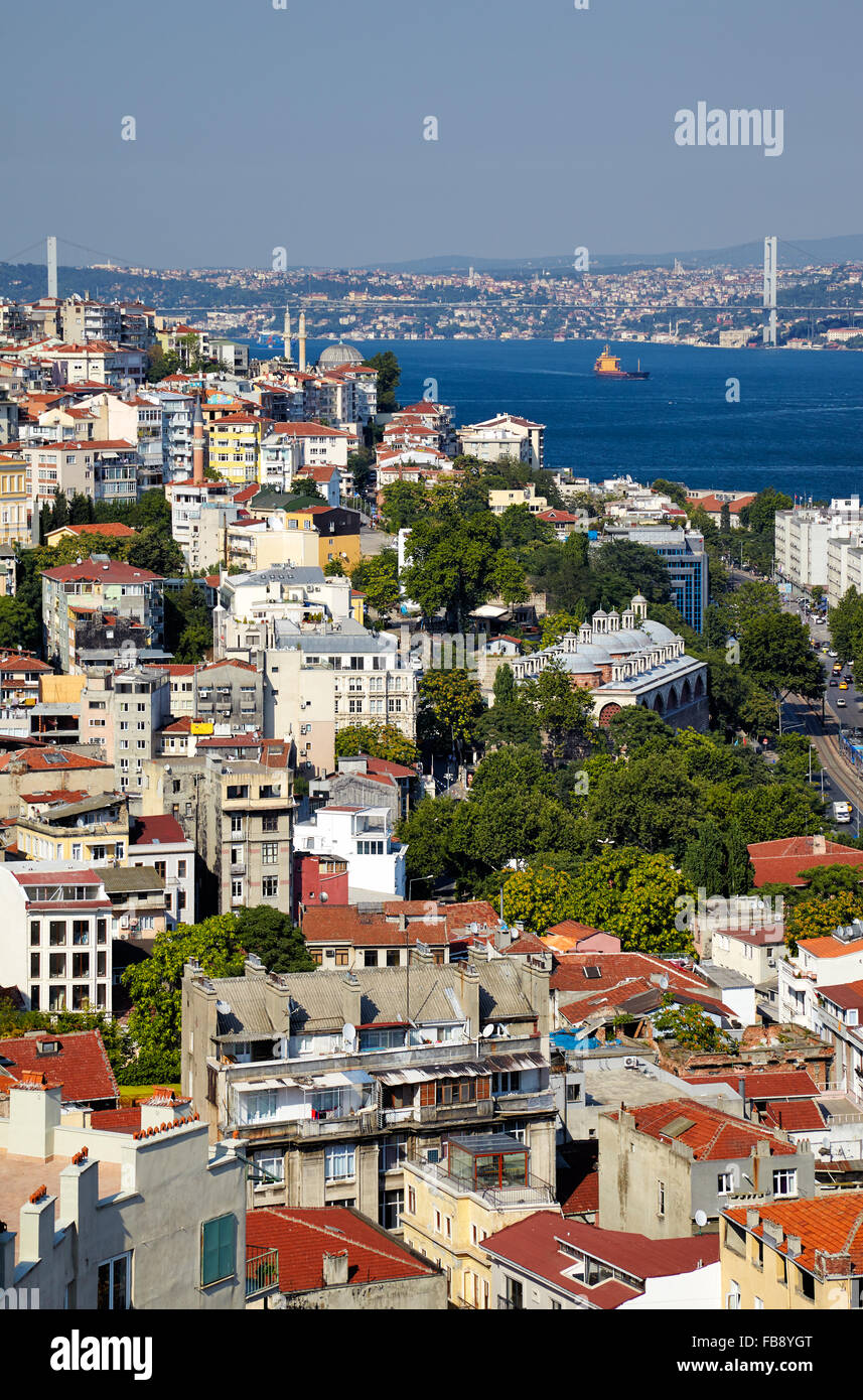 La vista desde la torre de Galata al residencial con casas estrecho del Bósforo y el puente en el fondo, Estambul, Turquía Foto de stock