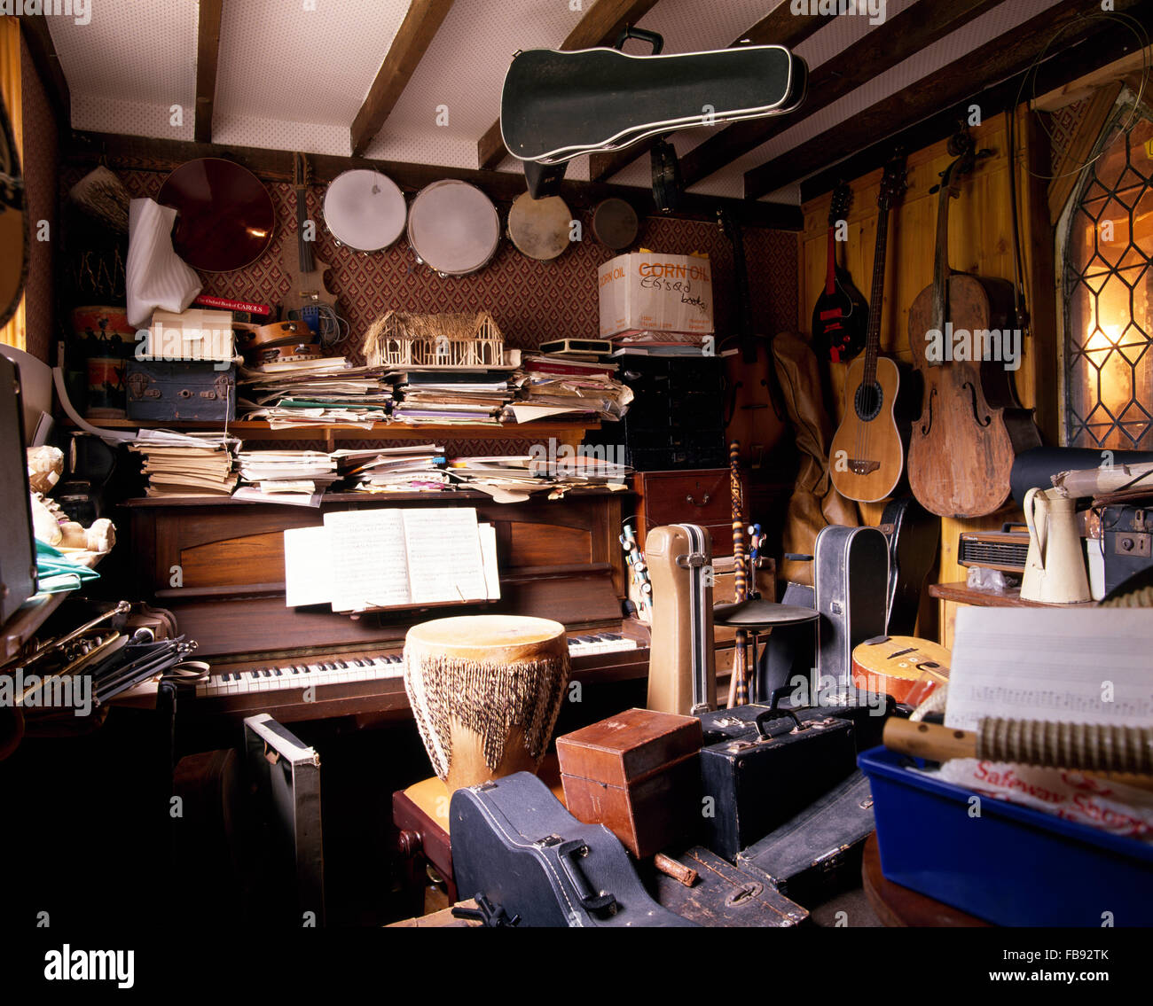 Instrumentos musicales en una pequeña sala de música estilo Victoriano  desordenado Fotografía de stock - Alamy