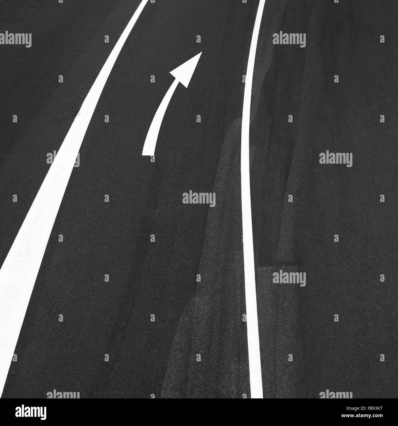 Asfalto de carretera abstracto, dos líneas blancas y flecha derecha señal Foto de stock