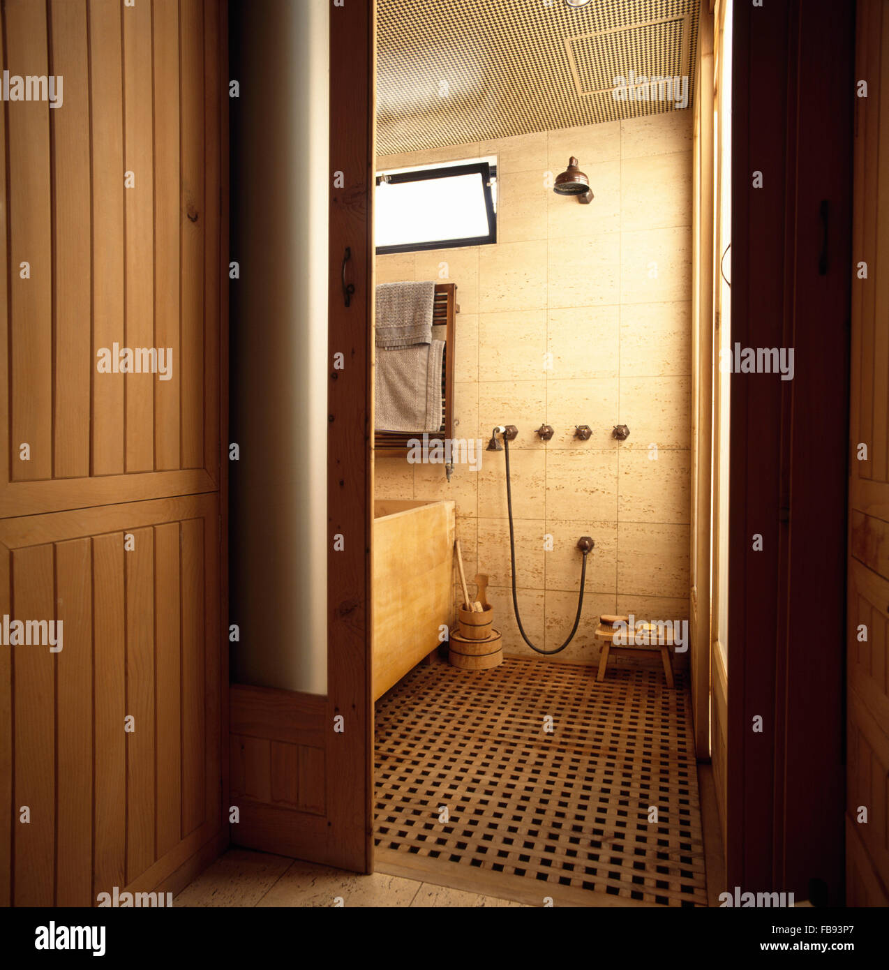 Puerta corredera de 90 pisos decorado con calados de baño Fotografía de  stock - Alamy