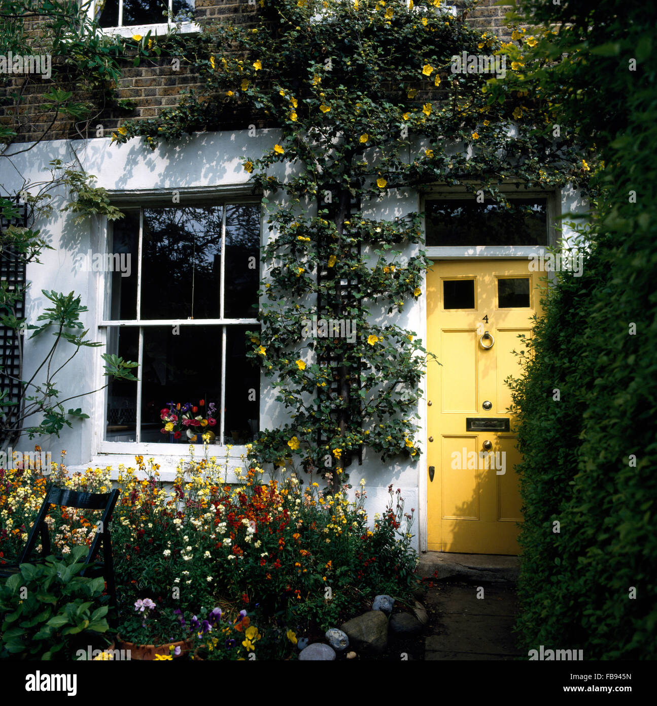 El Exterior De La Casa Victoriana Con Una Puerta Delantera Y Una