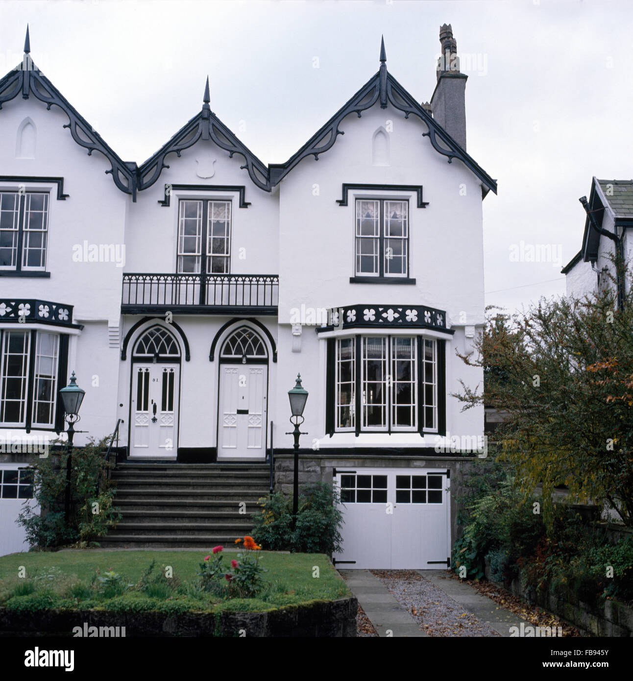 Los pasos hasta las puertas delanteras de negro+blanco casas adosadas victorianas con garajes integral Foto de stock