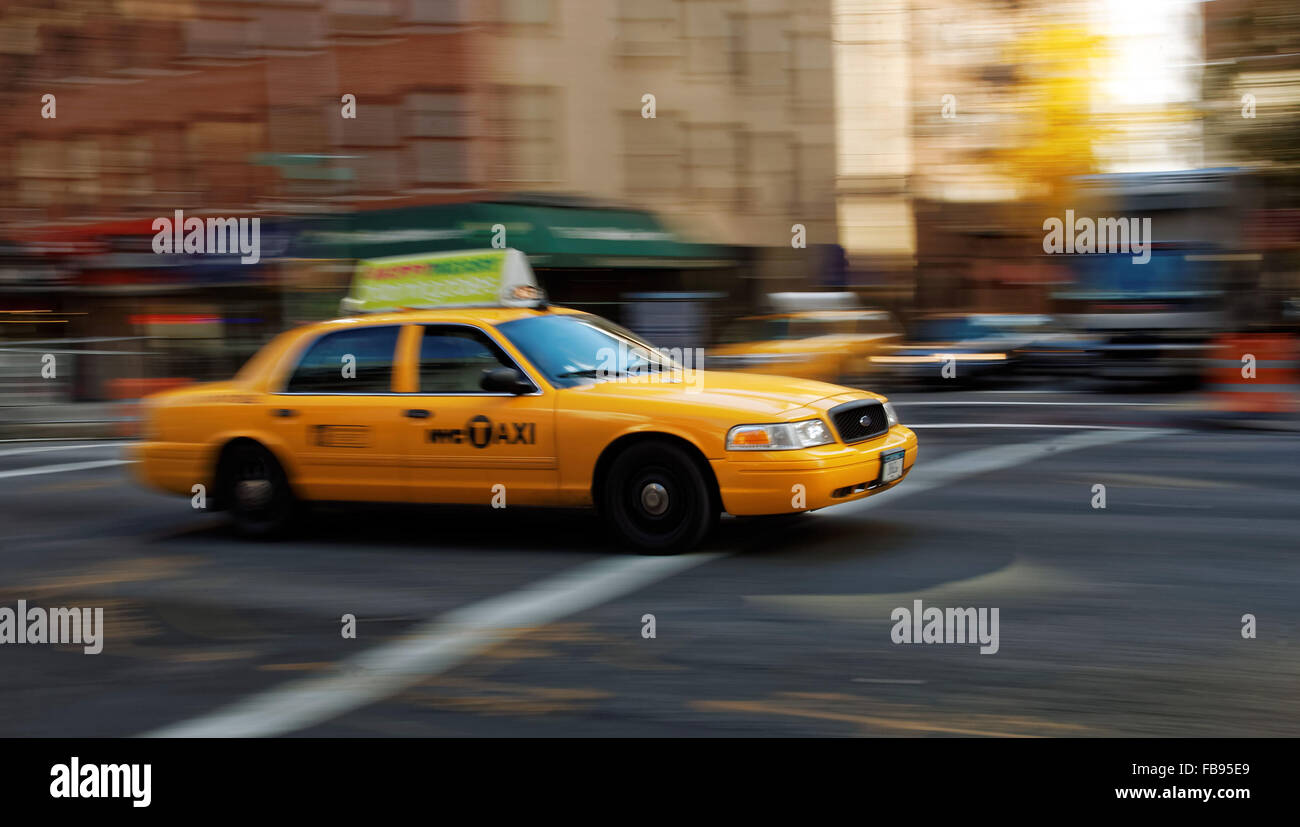 Una ciudad de Nueva York en taxi amarillo los taxis, a través de la ciudad. foto por Trevor Collens Foto de stock