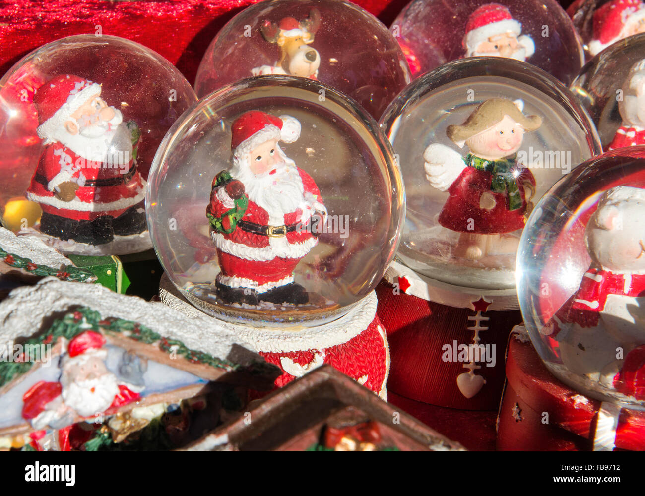 Colorido ornamento rojo de Santa Claus en una esfera de nieve o globo en la  pantalla en una tienda con enfoque a una decoración Fotografía de stock -  Alamy
