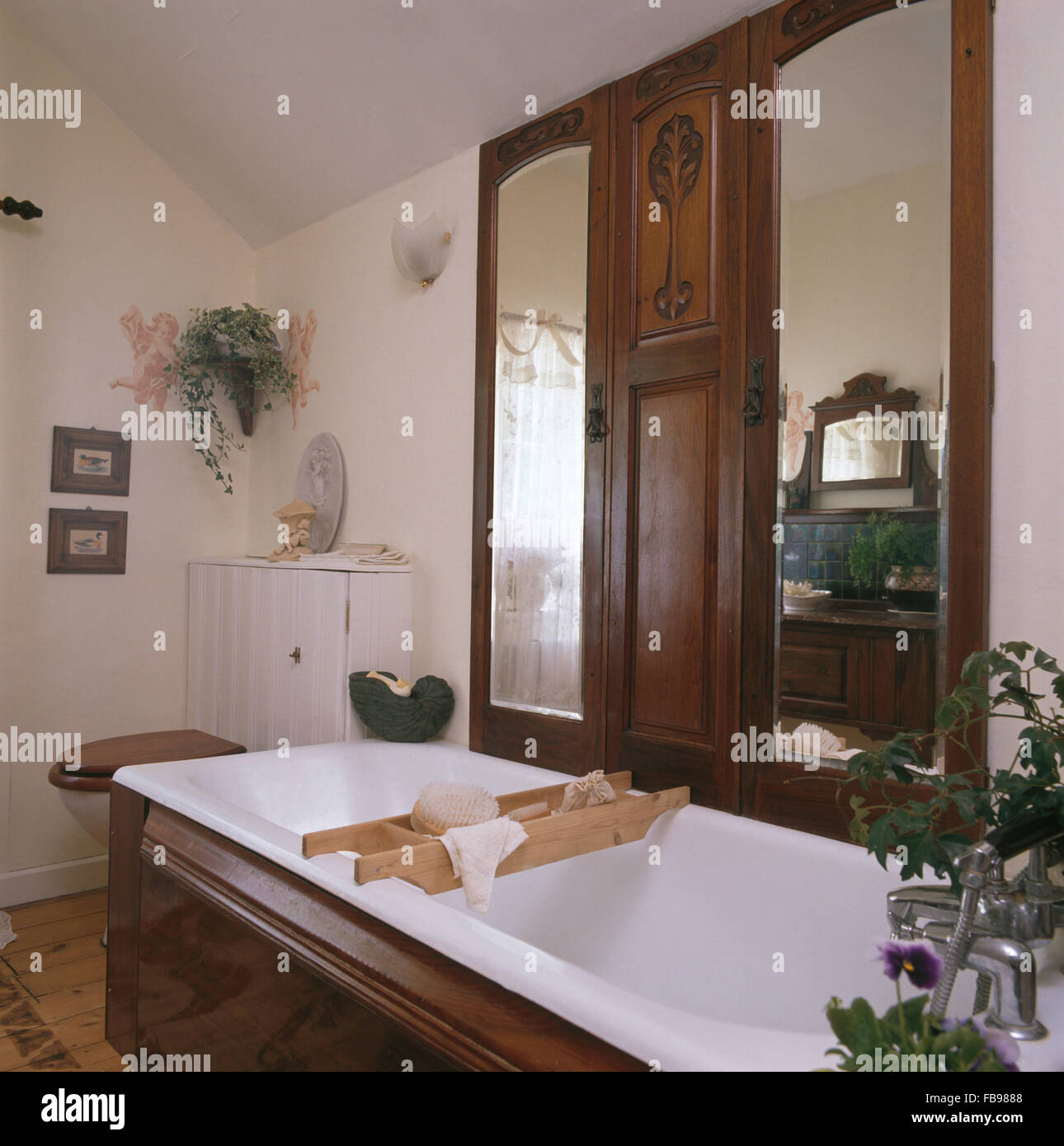Antiguo armario reciclado puertas con paneles reflejados anteriormente