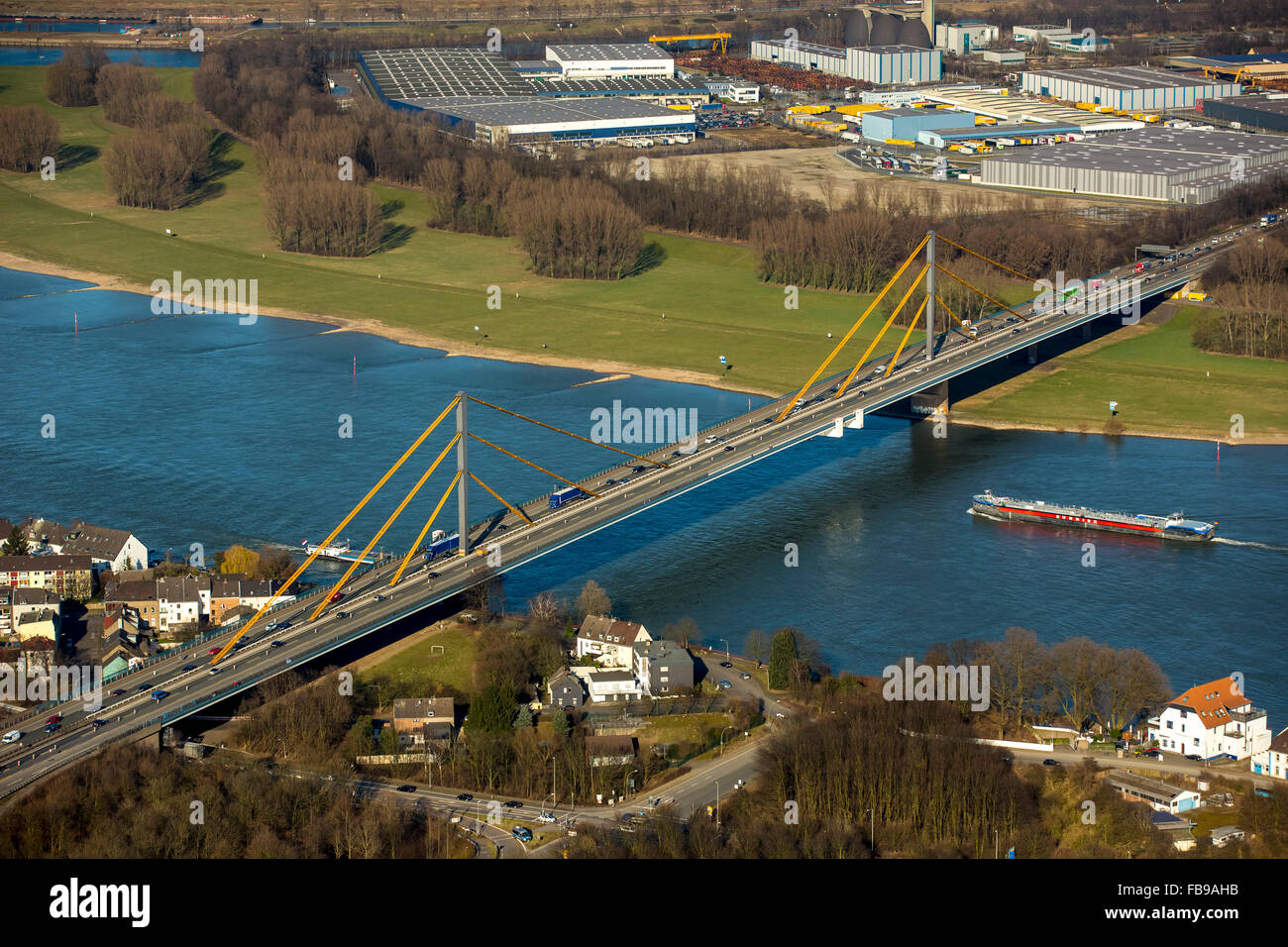 Vista aérea, atasco en la A40 Puente, Puente del Rin, cerrada al tráfico pesado, el puente de daños y daños en el puente, Duisburg, área de Ruhr, Foto de stock