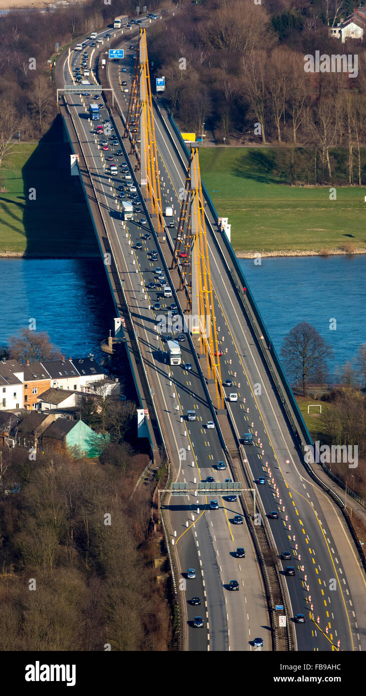 Vista aérea, atasco en la A40 Puente, Puente del Rin, cerrada al tráfico pesado, el puente de daños y daños en el puente, Duisburg, área de Ruhr, Foto de stock