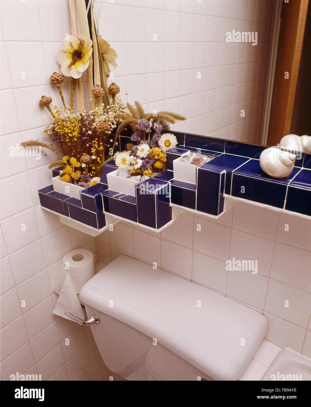 Papel tapiz de rayas en los setenta guardarropa con estanterías encima de wc  con asiento de madera Fotografía de stock - Alamy