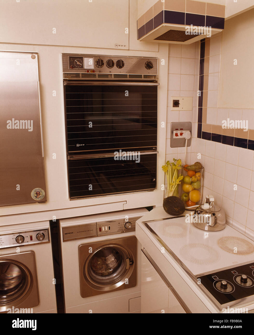Horno de pared por encima de la lavadora y secadora en la pequeña cocina 70  Fotografía de stock - Alamy