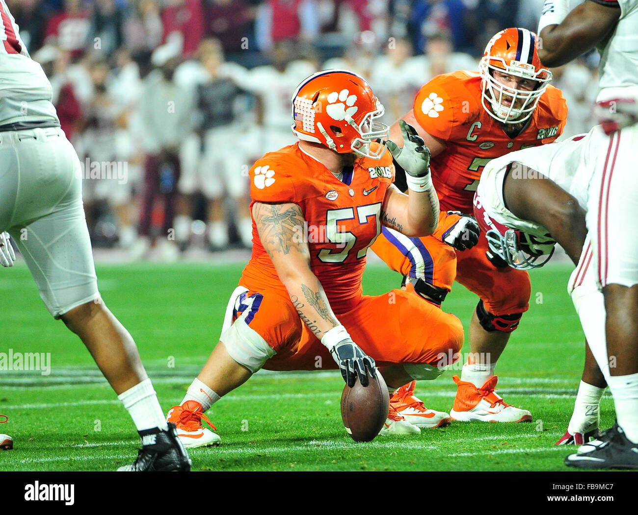 Glendale, Arizona, EE.UU.. 11 ene, 2016. Jay Guillermo #57 de Clemson durante el 2016 College Football Playoff del Campeonato Nacional de juego entre el Alabama Crimson Tide y el Tigre en Clemson University of Phoenix Stadium, en Glendale, Arizona. John Green/CSM/Alamy Live News Foto de stock