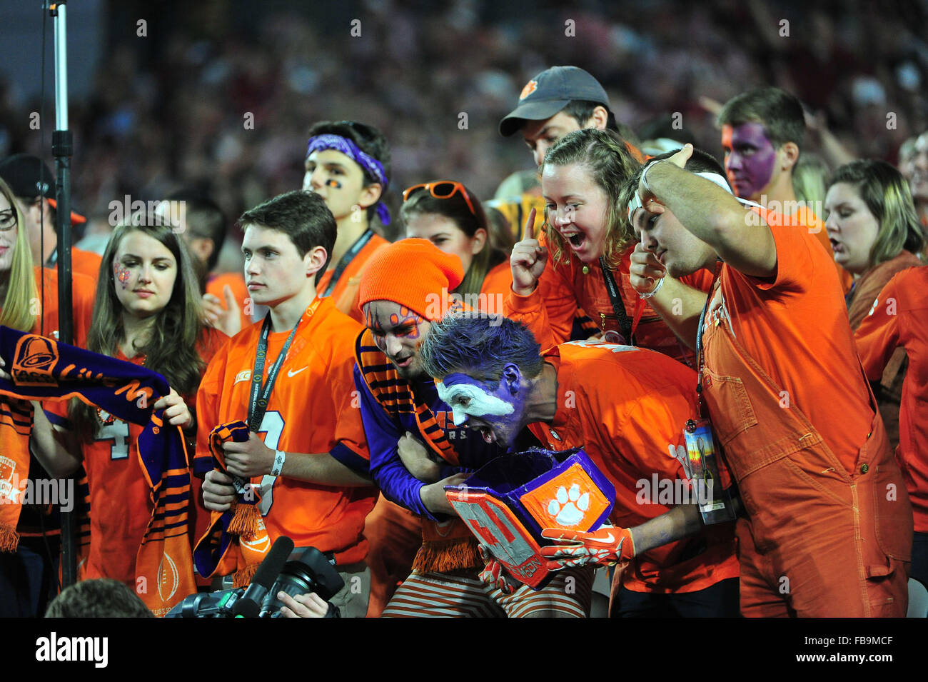 Glendale, Arizona, EE.UU.. 11 ene, 2016. Los fans de Clemson durante el 2016 College Football Playoff del Campeonato Nacional de juego entre el Alabama Crimson Tide y el Tigre en Clemson University of Phoenix Stadium, en Glendale, Arizona. John Green/CSM/Alamy Live News Foto de stock