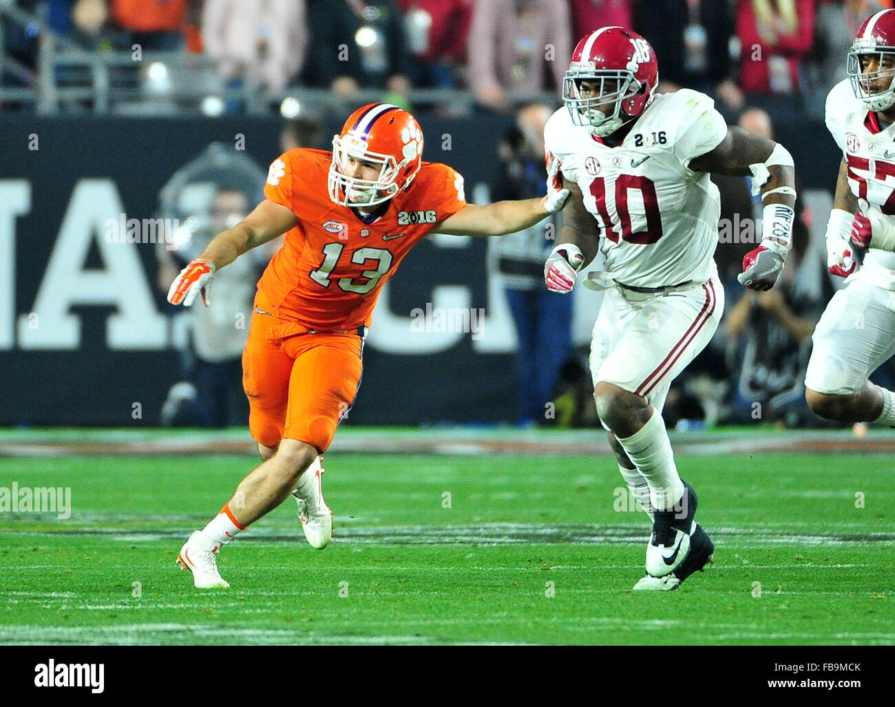 Glendale, Arizona, EE.UU.. 11 ene, 2016. Hunter Renfrow WR #13 de Clemson y LB Rubén Foster #10 batalla durante el College Football 2016 juego de campeonato nacional del playoff entre el Alabama Crimson Tide y el Tigre en Clemson University of Phoenix Stadium, en Glendale, Arizona. John Green/CSM/Alamy Live News Foto de stock