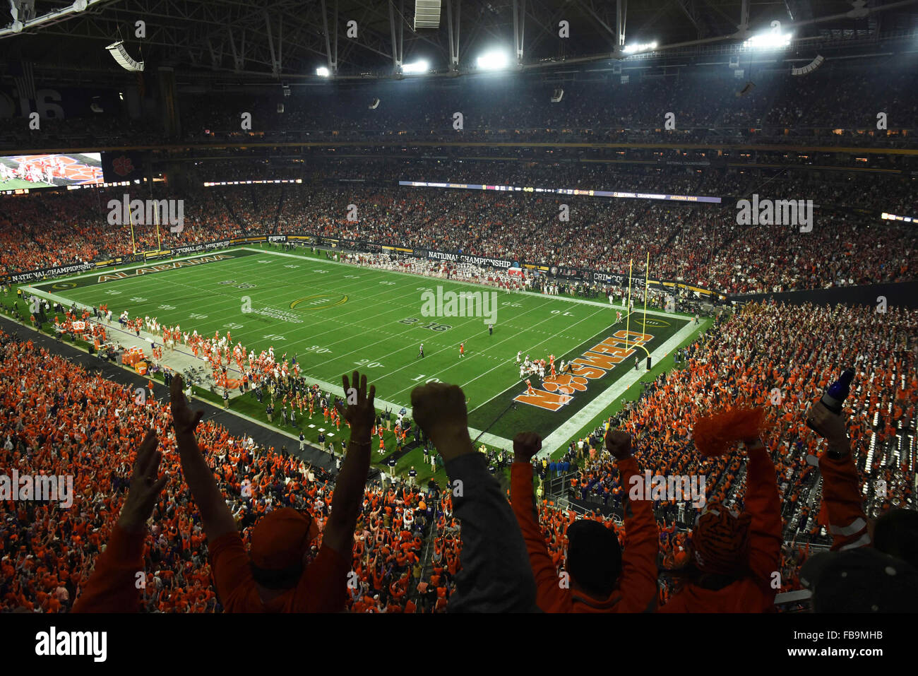 Glendale, Arizona, EE.UU.. 11 ene, 2016. Los fans de Clemson reaccionan a un tercer trimestre touchdown durante el 2016 College Football Playoff del Campeonato Nacional de juego entre el Alabama Crimson Tide y el Tigre en Clemson University of Phoenix Stadium, en Glendale, Arizona. John Green/CSM/Alamy Live News Foto de stock