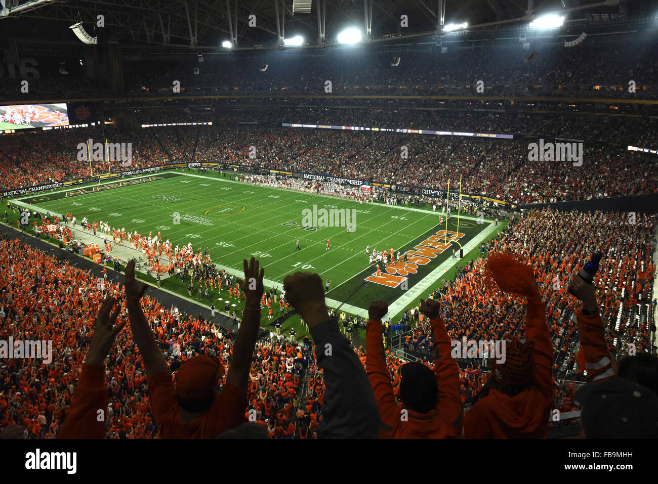 Glendale, Arizona, EE.UU.. 11 ene, 2016. Los fans de Clemson reaccionan a un tercer trimestre touchdown durante el 2016 College Football Playoff del Campeonato Nacional de juego entre el Alabama Crimson Tide y el Tigre en Clemson University of Phoenix Stadium, en Glendale, Arizona. John Green/CSM/Alamy Live News Foto de stock