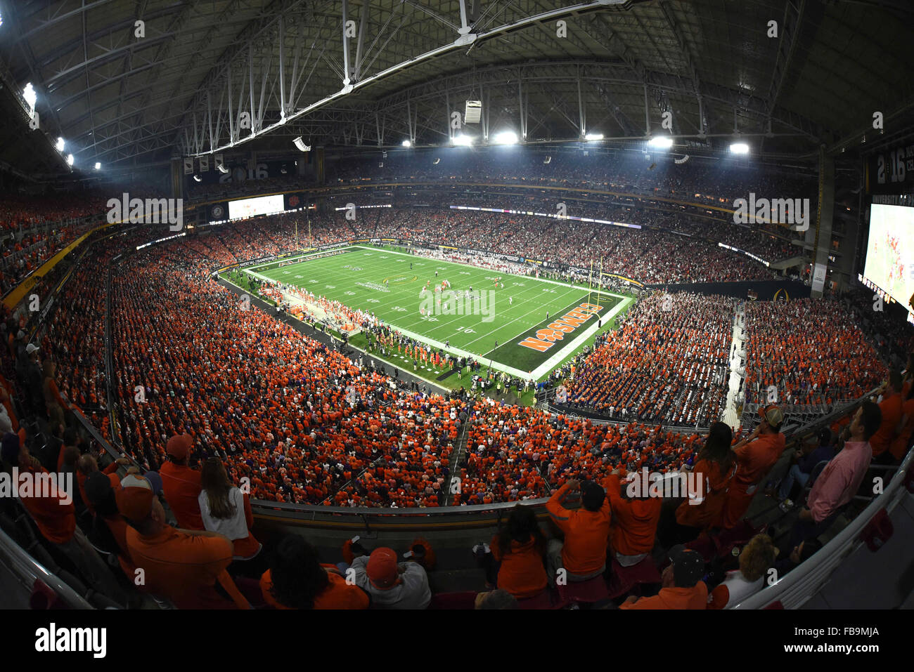 Glendale, Arizona, EE.UU.. 11 ene, 2016. Una amplia visión general de juego durante el College Football 2016 juego de campeonato nacional del playoff entre el Alabama Crimson Tide y el Tigre en Clemson University of Phoenix Stadium, en Glendale, Arizona. John Green/CSM/Alamy Live News Foto de stock