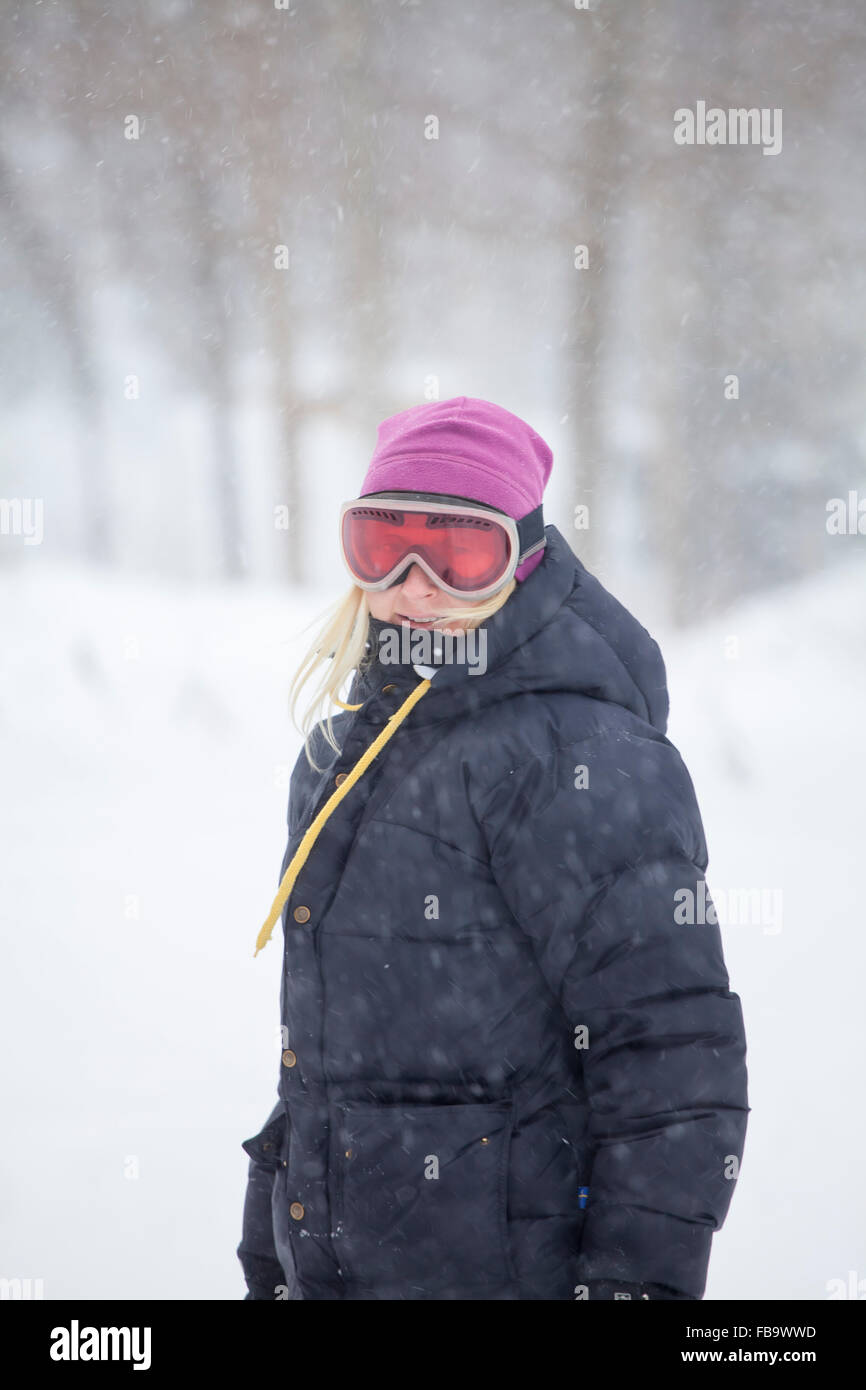 Suecia, Narke, Filipshyttan, Retrato de mujer en gafas de esquí Foto de stock
