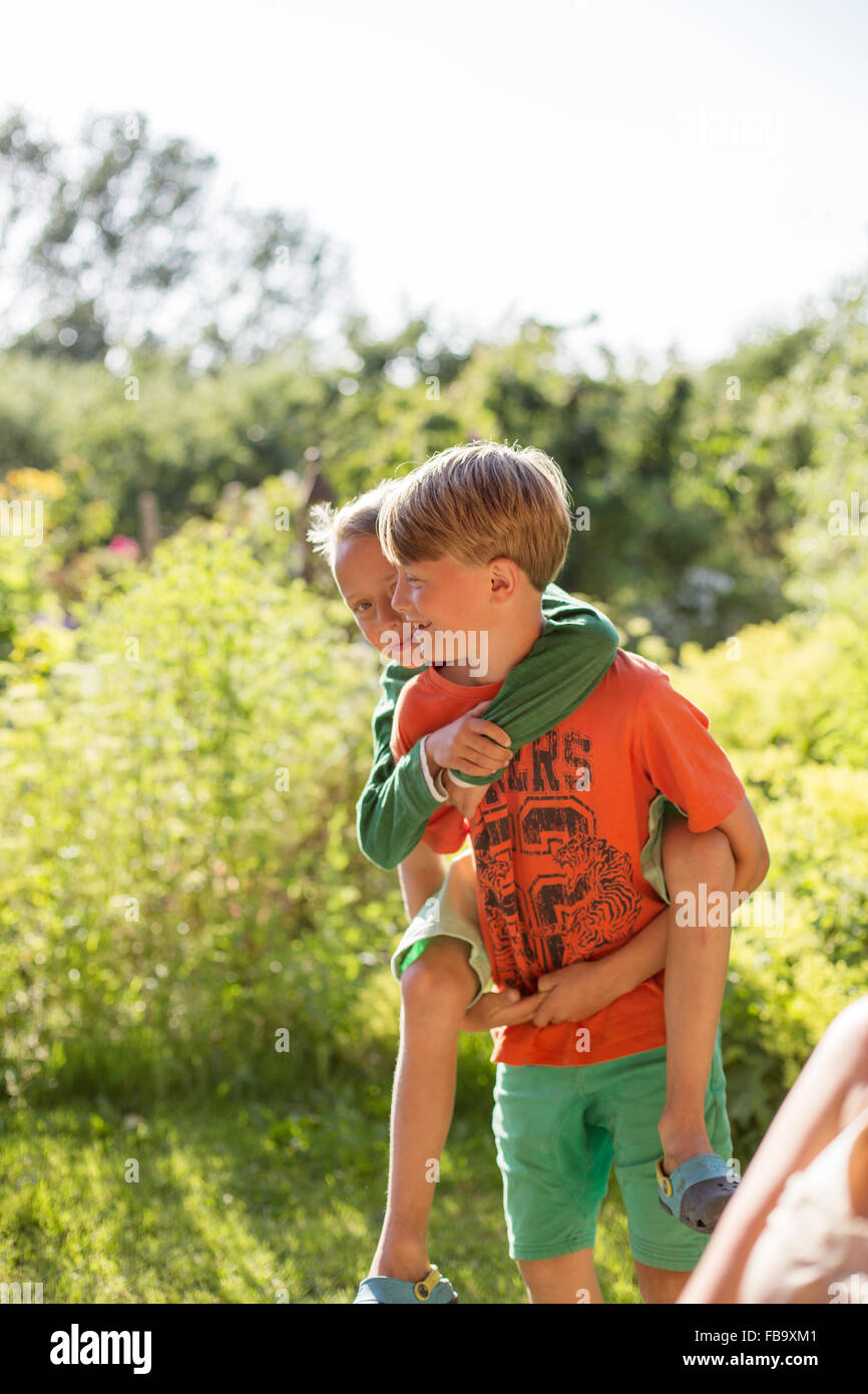 Ilustración de un Hermano Mayor dando a su hermano menor un Piggy Back Ride  Fotografía de stock - Alamy