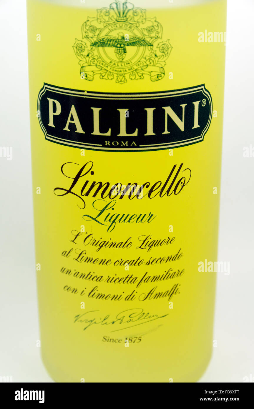 Botella de licor limoncello. Foto de stock