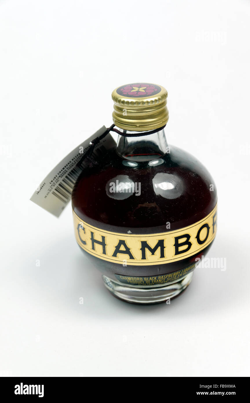 Botella de licor de frambuesa negra de Chambord. Foto de stock
