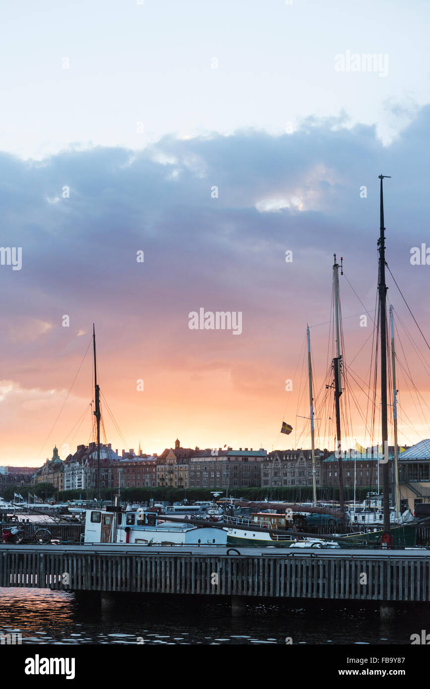 Suecia, Estocolmo, Skeppsholmen, Moody sky bajo el muelle al atardecer Foto de stock