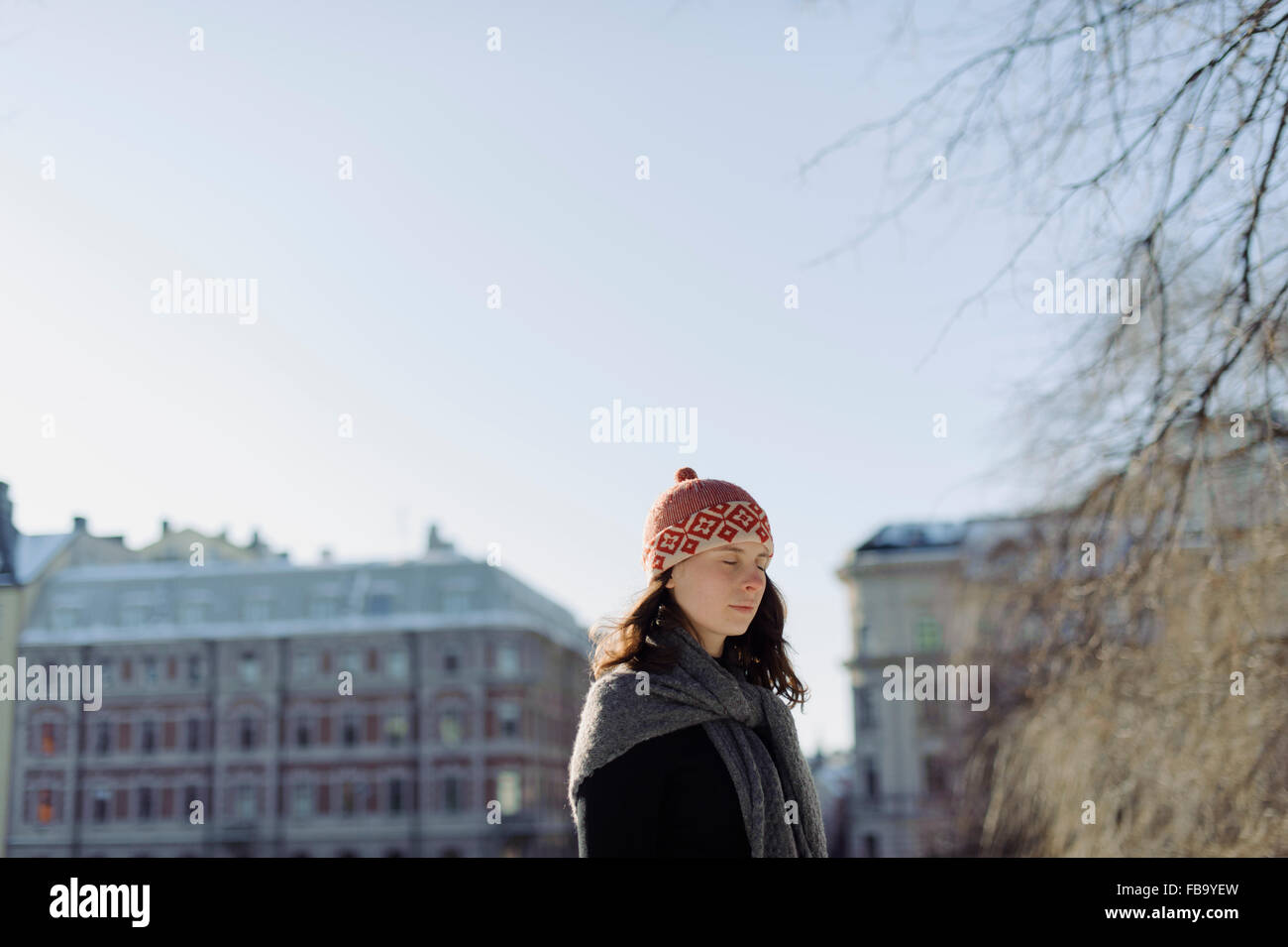 Suecia, Estocolmo Sodermanland Eriksbergsparken, Retrato de mujer en la ciudad Foto de stock