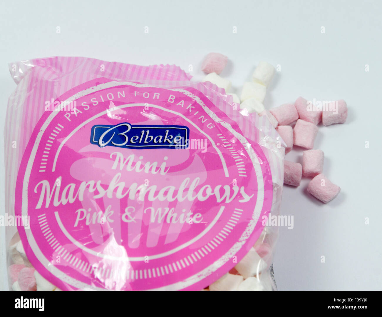 Bolsa de mini marshmallows. Foto de stock