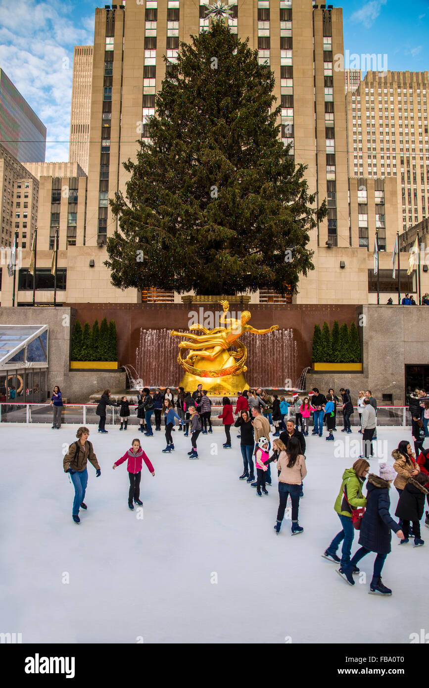 Baje la Plaza del Rockefeller Center con pista de patinaje sobre hielo y el  árbol de Navidad, Manhattan, Nueva York, EE.UU Fotografía de stock - Alamy