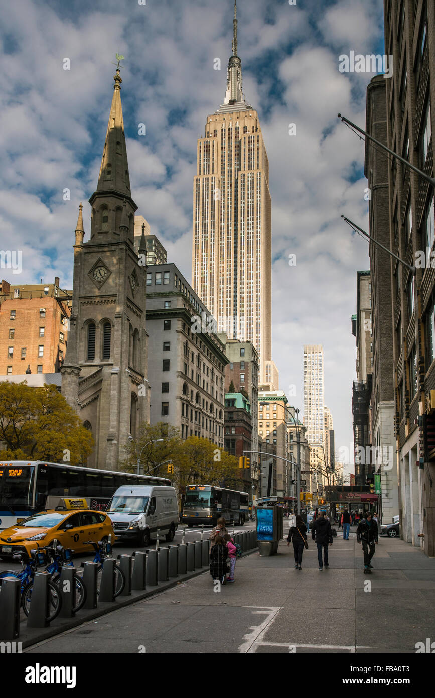 La Quinta Avenida y el Edificio Empire State, Manhattan, Nueva York, EE.UU. Foto de stock