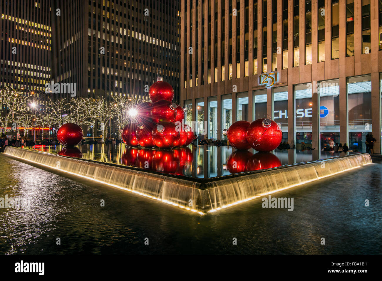 Adornos de Navidad gigante roja en la pantalla, en la Avenida de Las Américas (6ª Avenida) durante la temporada de vacaciones, Manhattan, Nueva York, EE.UU. Foto de stock