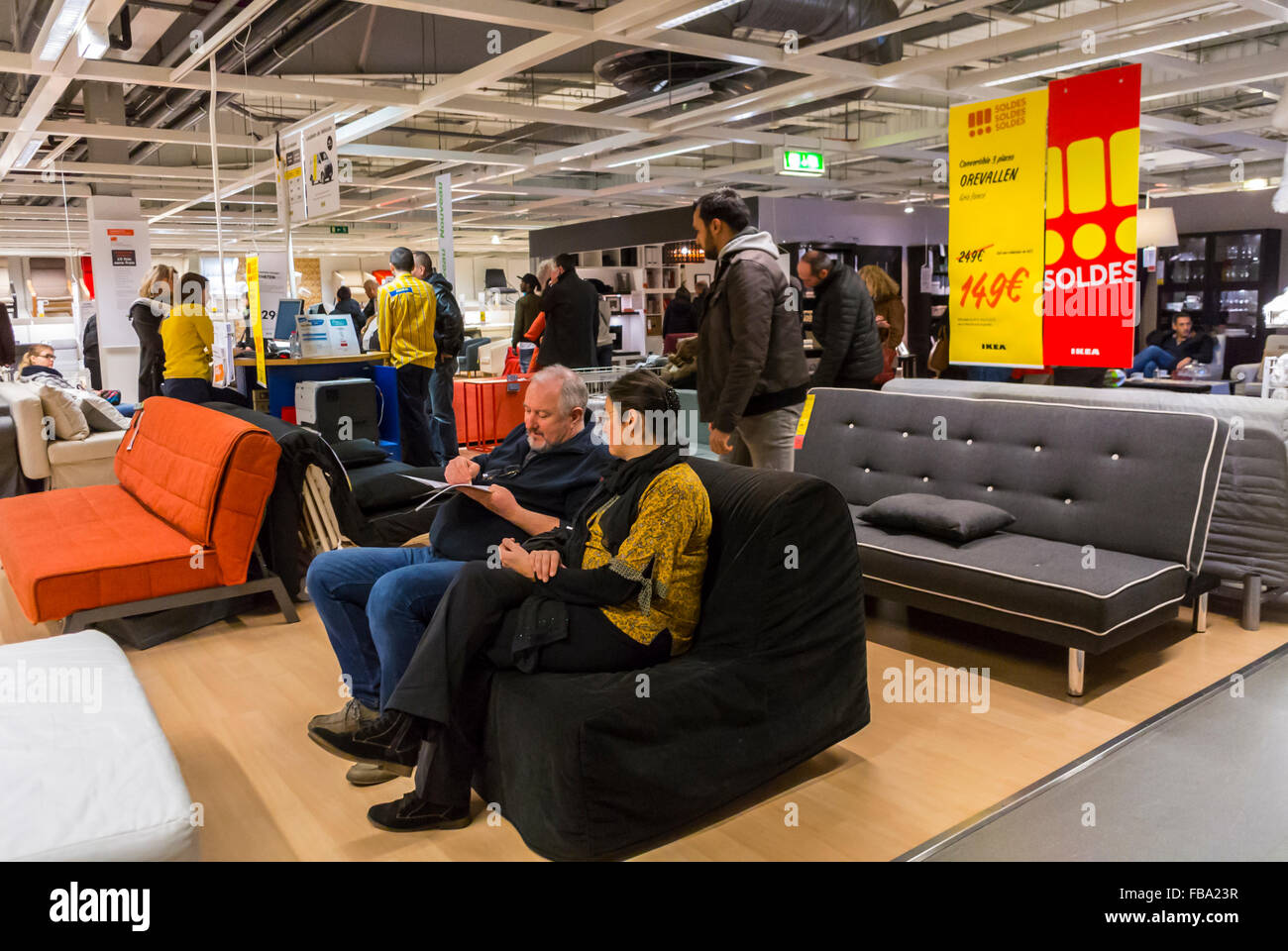 Paris, Francia, Compras familiares en tienda de bricolaje moderno, IKEA,  Sofás contemporáneos en exhibición, muebles listos para montar, IKEA  Customers Showroom Fotografía de stock - Alamy