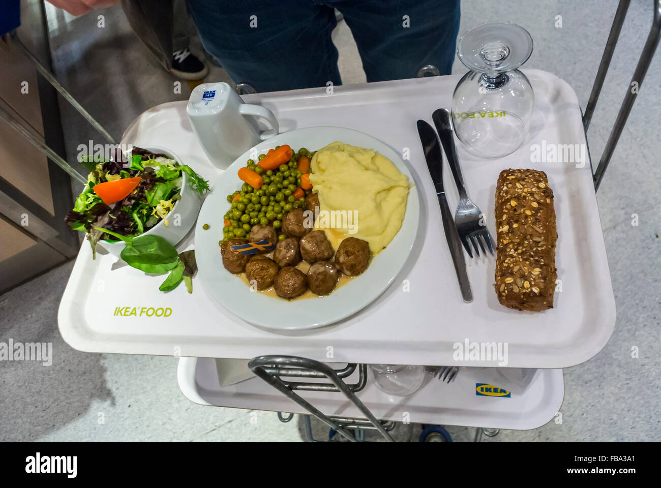 París, Francia, compras en la tienda de artículos para el Hogar Moderno,  IKEA, el detalle, la selección de la comida de la cafetería con bandejas,  albóndigas suecas en la placa Fotografía de