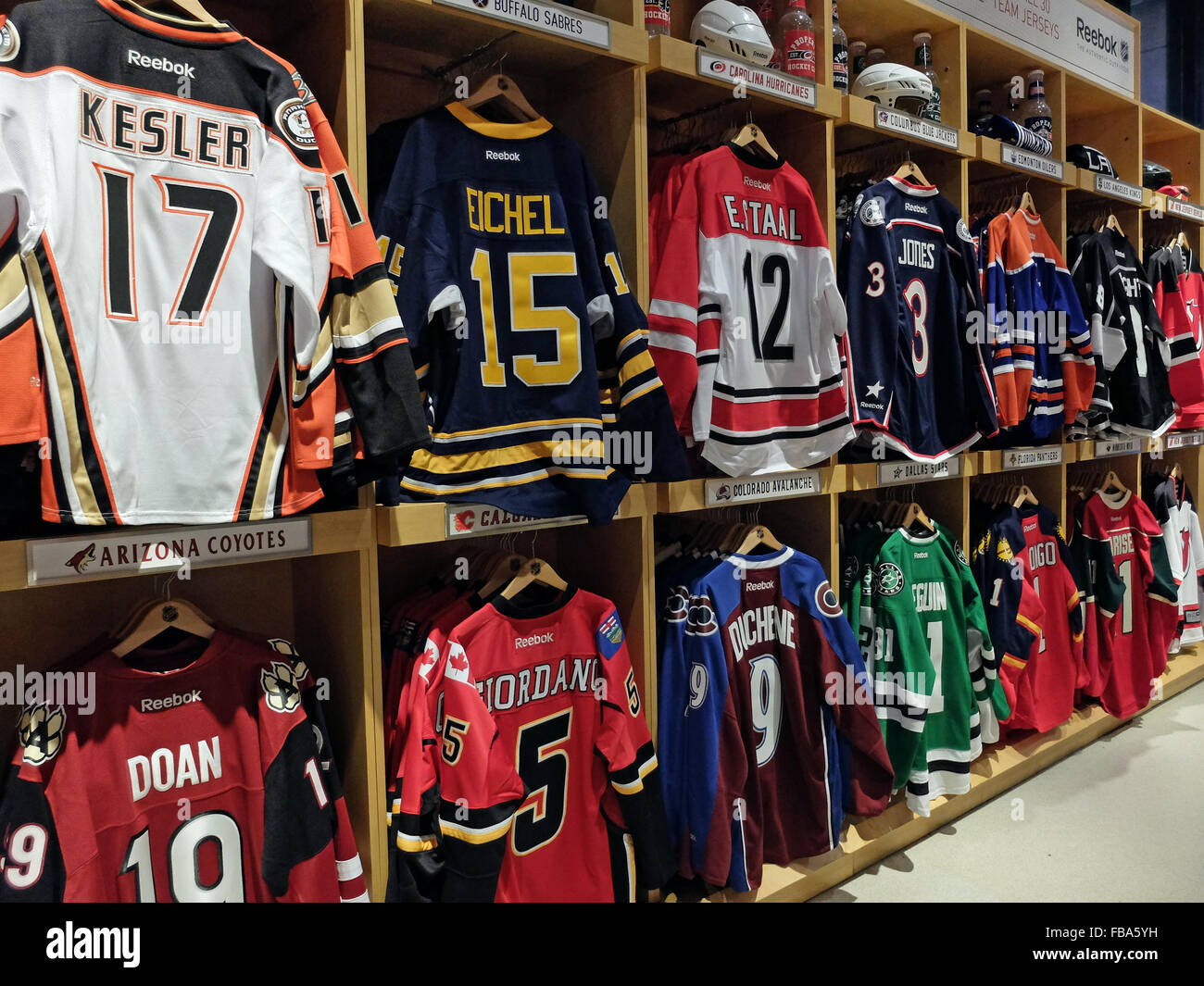 Continente Sueño reducir Jugadores de hockey de la NHL jerseys NHL a la venta en la tienda en la  Avenida de las Américas en Manhattan, Ciudad de Nueva York Fotografía de  stock - Alamy