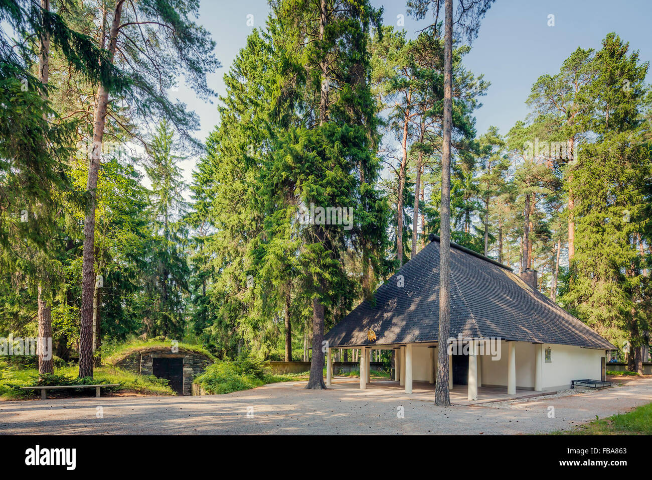 Suecia, Estocolmo Sodermanland, Gamla Enskede, Skogskyrkogarden, Casa entre árboles verdes bajo el cielo claro Foto de stock