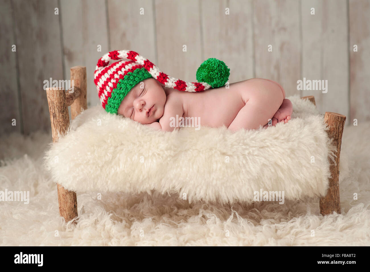 Meyella ganancia mendigo Bebé recién nacido niño usando un duende navideño Hat Fotografía de stock -  Alamy