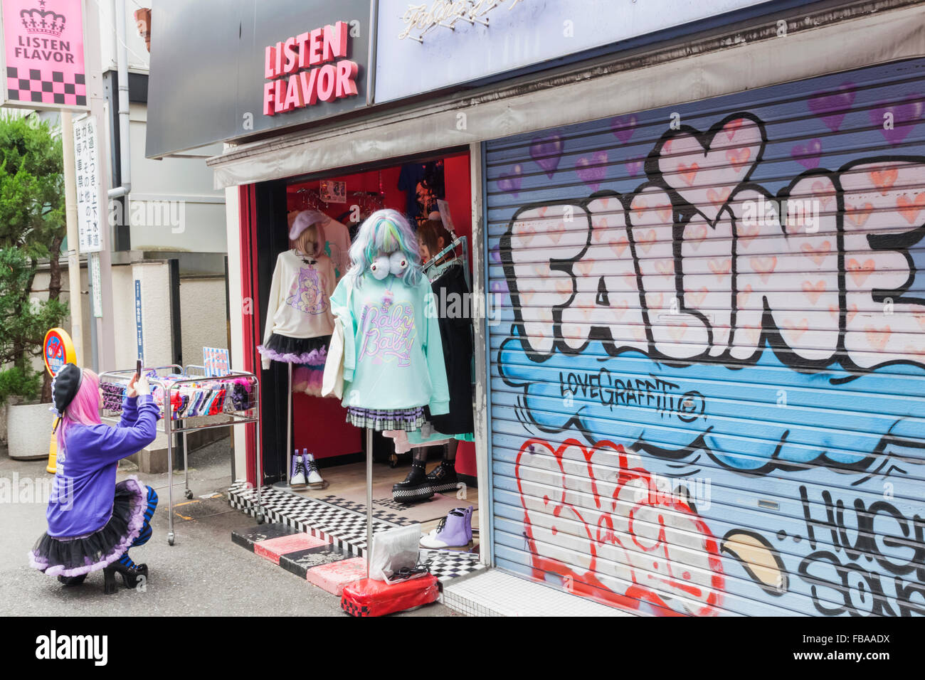 A Mulher Japonesa Está Escolhendo Roupas Para Comprar Imagem de Stock  Editorial - Imagem de desenhador, osaka: 175392219