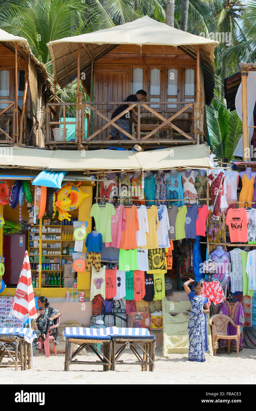 Cabaña en la playa y tienda en Palolem beach, al sur de Goa, India Foto de stock