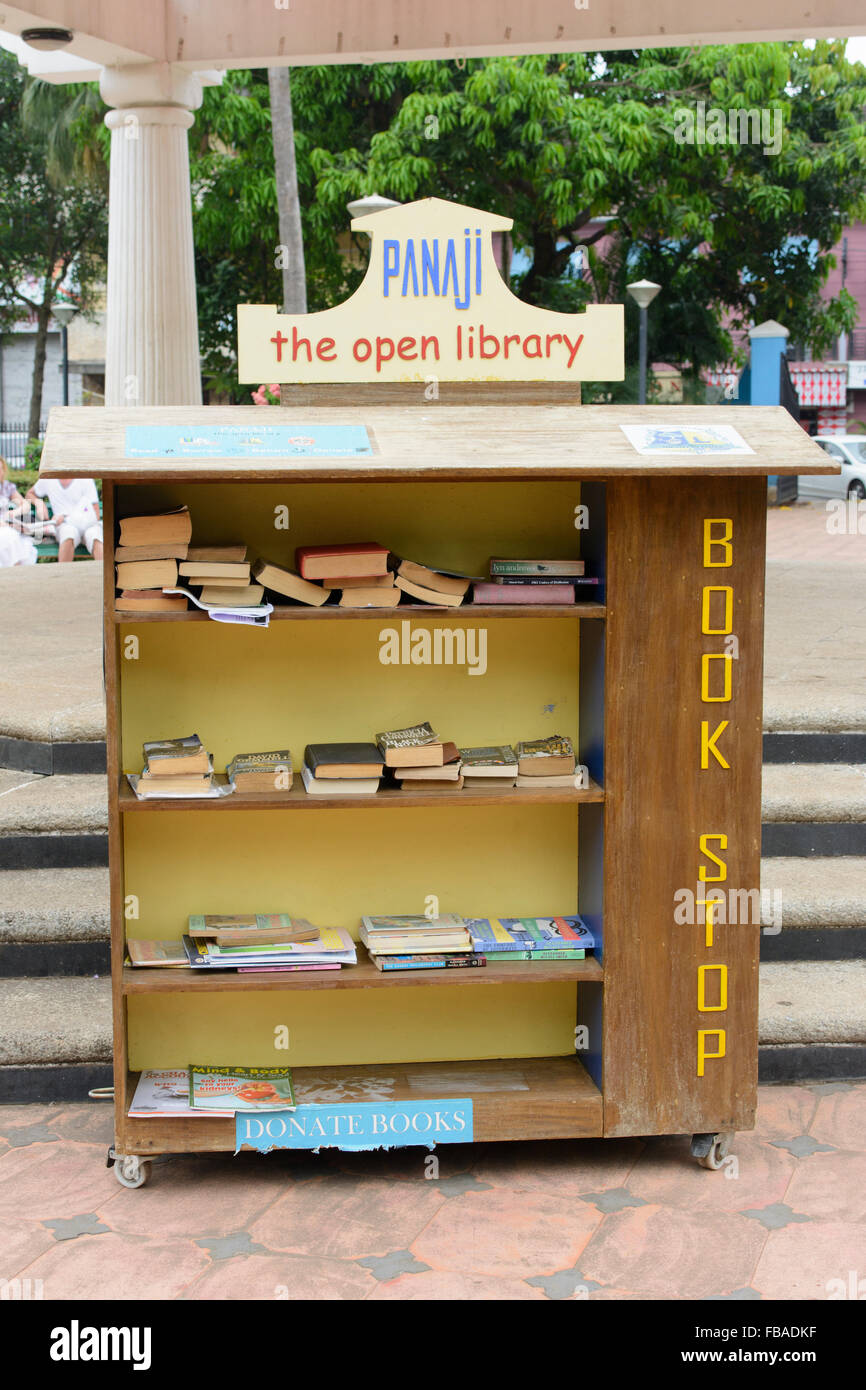 Panaji (Panjim) primera parada del libro 'biblioteca abierta' en la ciudad de los jardines municipales, Panaji, norte de Goa, India Foto de stock